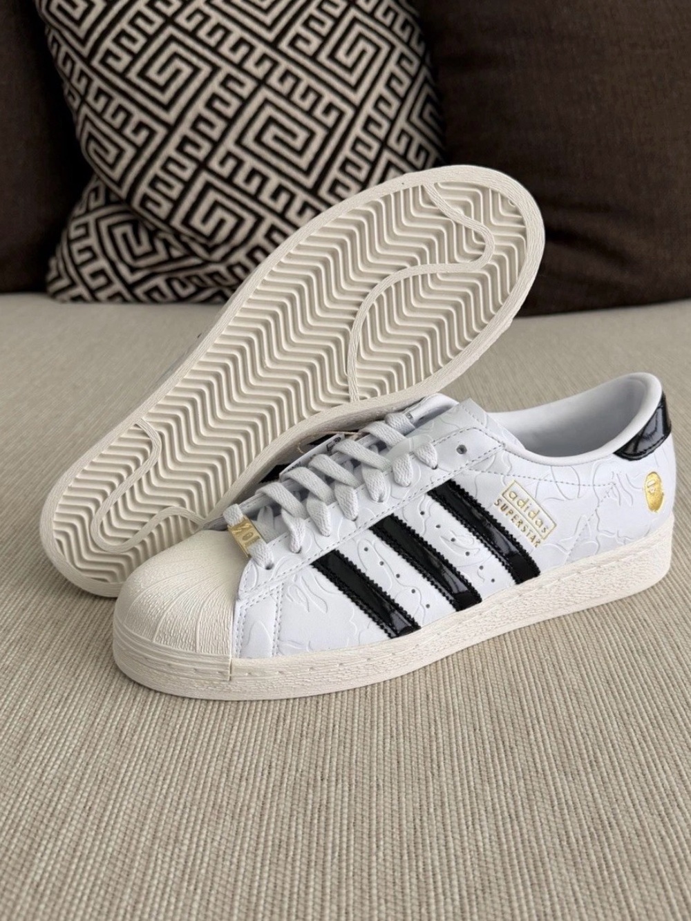 Adidas Originals A BATHING APE
Superstar V JR2701 Size m 7 1/2 - w 8 1/2. No box
